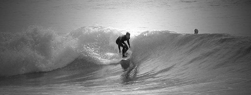 Un surfeur prenant la vague à Lacanau