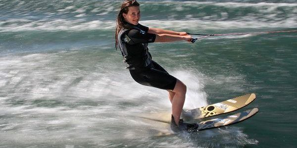 Jeune fille pratiquant le ski nautique