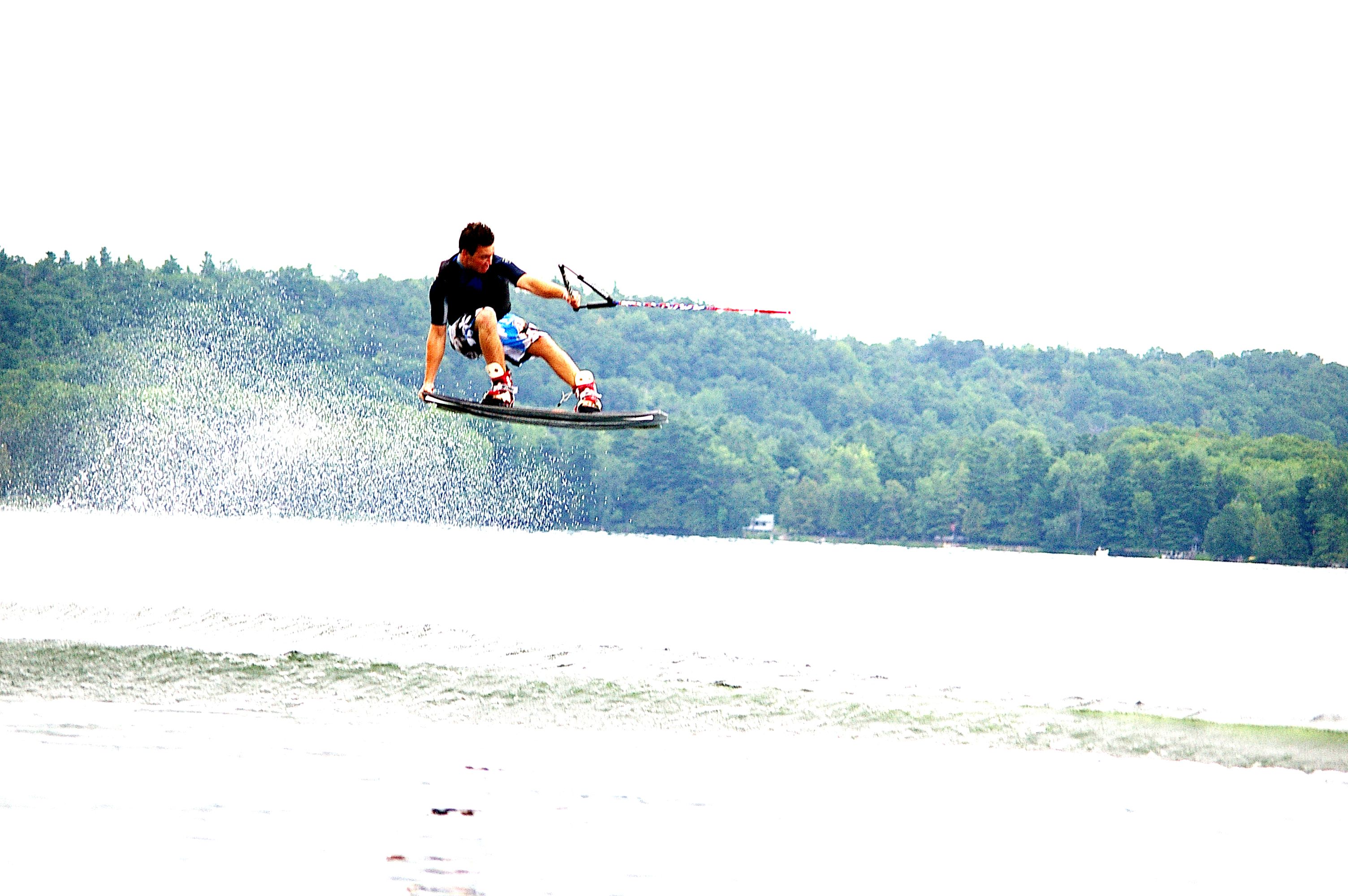 wakeboarder faisant une figure
