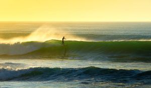 Le bonheur du session de surf au coucher de soleil